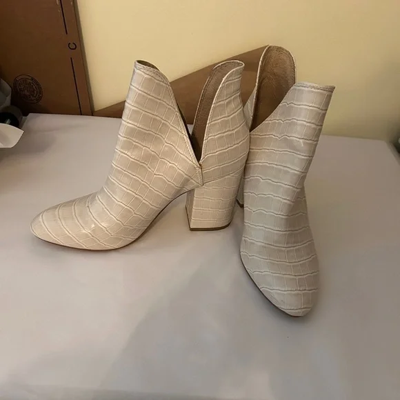 Steve Madden Women's Rookie Bone Croc Block Heels V Cut Ankle Booties Size 9.5 - Picture 3 of 16